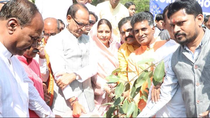 मुख्यमंत्री श्री चौहान ने सामाजिक संगठनों के सदस्यों और विद्यार्थियों के साथ लगाए पौधे